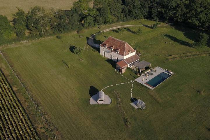Gîte pour 7 personnes, avec Balcon et Jacuzzi ainsi que Jardin et Piscine