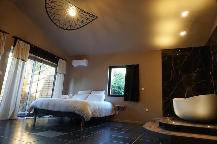 Gîte pour 2 personnes, avec piscine ainsi que terrasse et jardin à Grans - 2