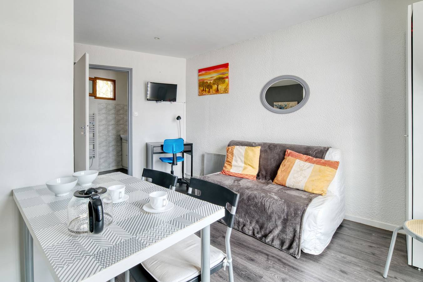 Entire studio, Studio Apartment 'Le Laurier' with Private Terrace, Shared Garden and Wi-Fi in Lherm, Toulouse region