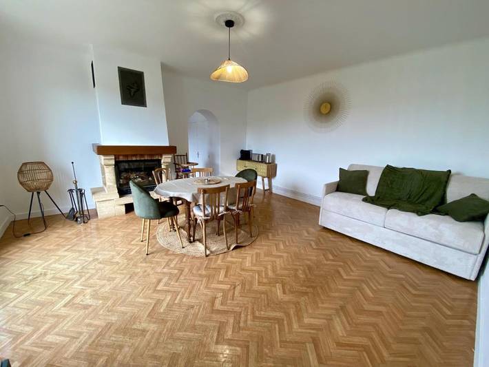 Location de vacances pour 6 personnes, avec Balcon et Terrasse ainsi que Jardin et Vue à Saint-Just-Saint-Rambert