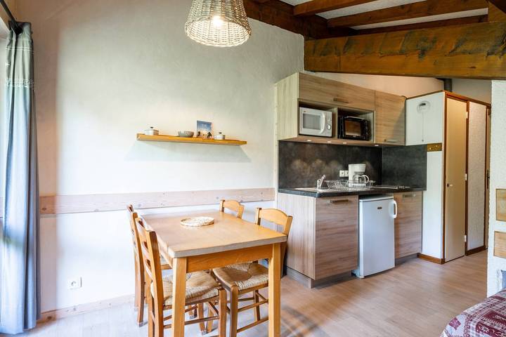 Entire studio, Studio Apartment '7 - La Pierramenta' with Mountain View, Shared Garden and Wi-Fi in Cohennoz, Albertville region