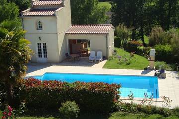 Gîte pour 2 personnes, avec terrasse ainsi que piscine et jardin à Puygouzon