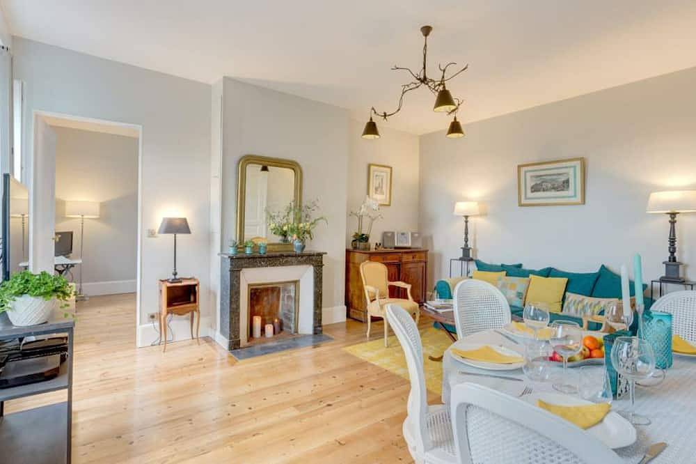 Entire apartment, Charming renovated apartment, 2 Br, Wifi, garage, 15 min to Paris Rer station in Chantilly, Oise