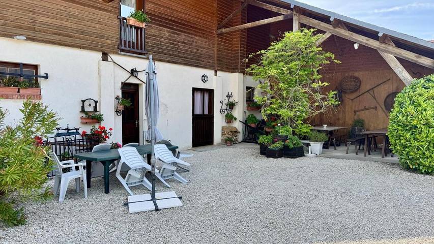 Gîte pour 13 personnes, avec jardin dans Val-d'Auzon