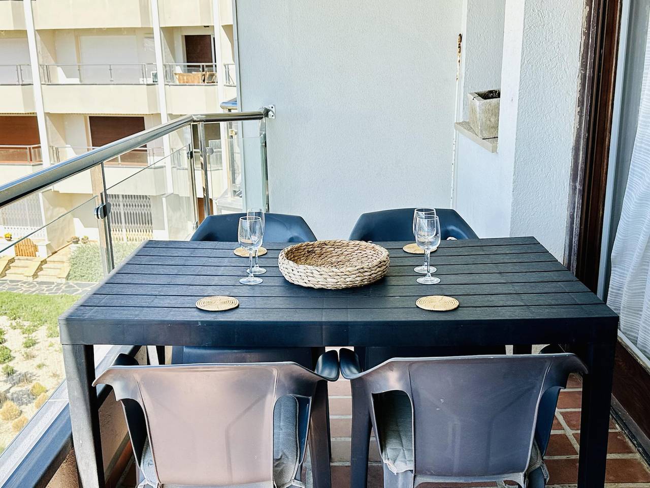 Entire apartment, Seafront apartment with terrace and private parking in Roses in Santa Margarida, Roses