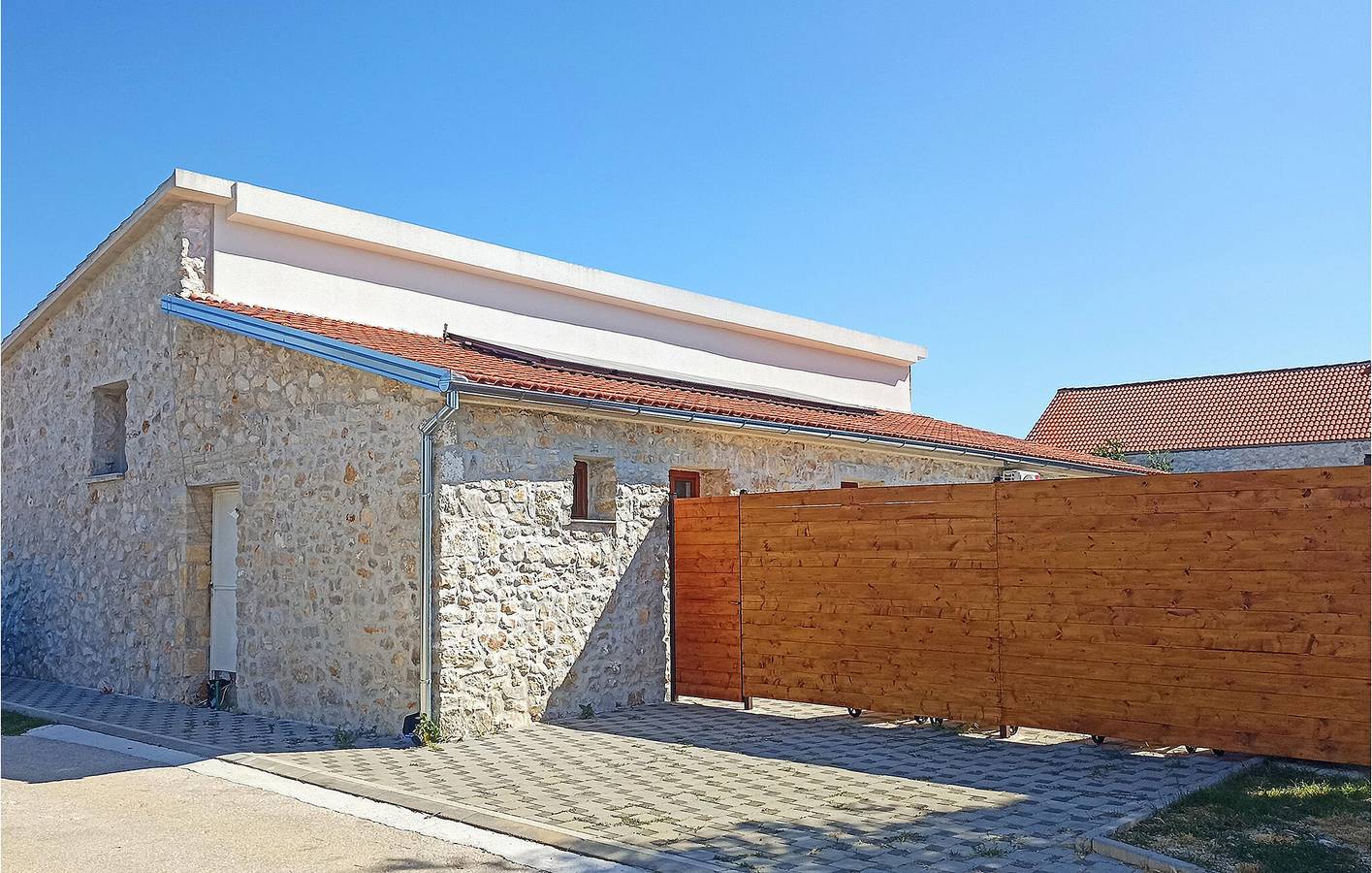 Gemütliche 80 m² große Wohnung mit Pool, Terrasse und WLAN in Grad Benkovac, Zadar