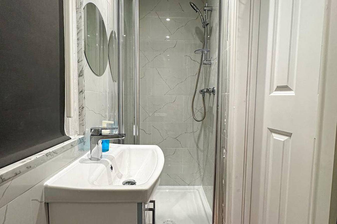 Entire studio, Studio - Sleeps 2 - Short Walk to Station in Ealing, London