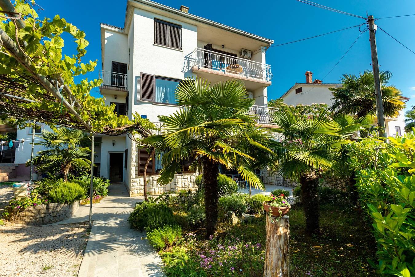 Geräumiges Apartment mit Meerblick in Malinska mit Wlan, Klimaanlage und Parkplatz in Milcetici, Krk