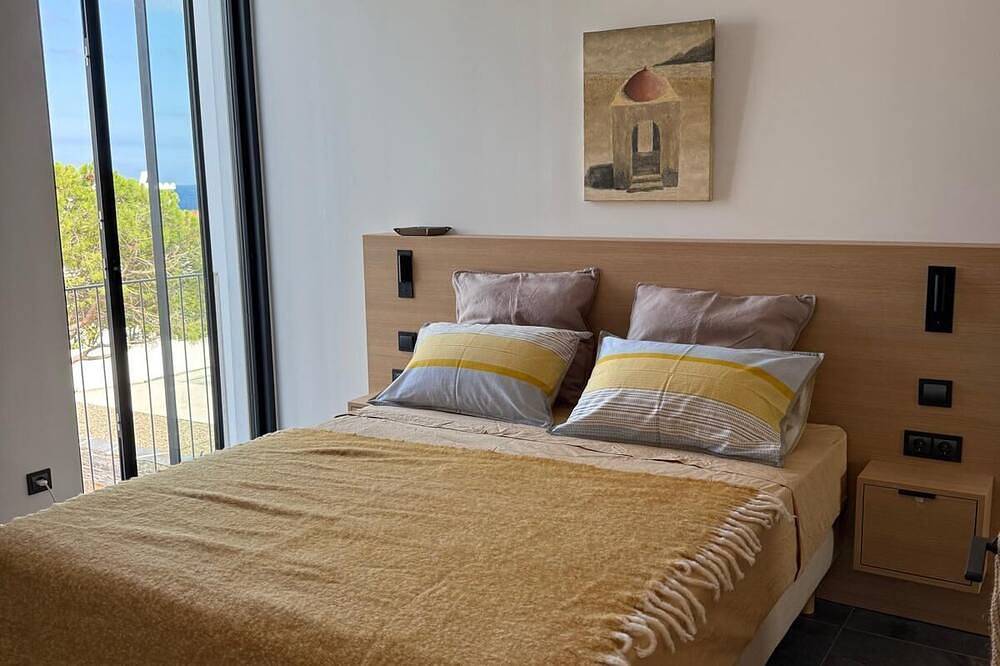 Architect-designed villa - 4 waterfront suites with private pool in Cadaques, Cap de Creus
