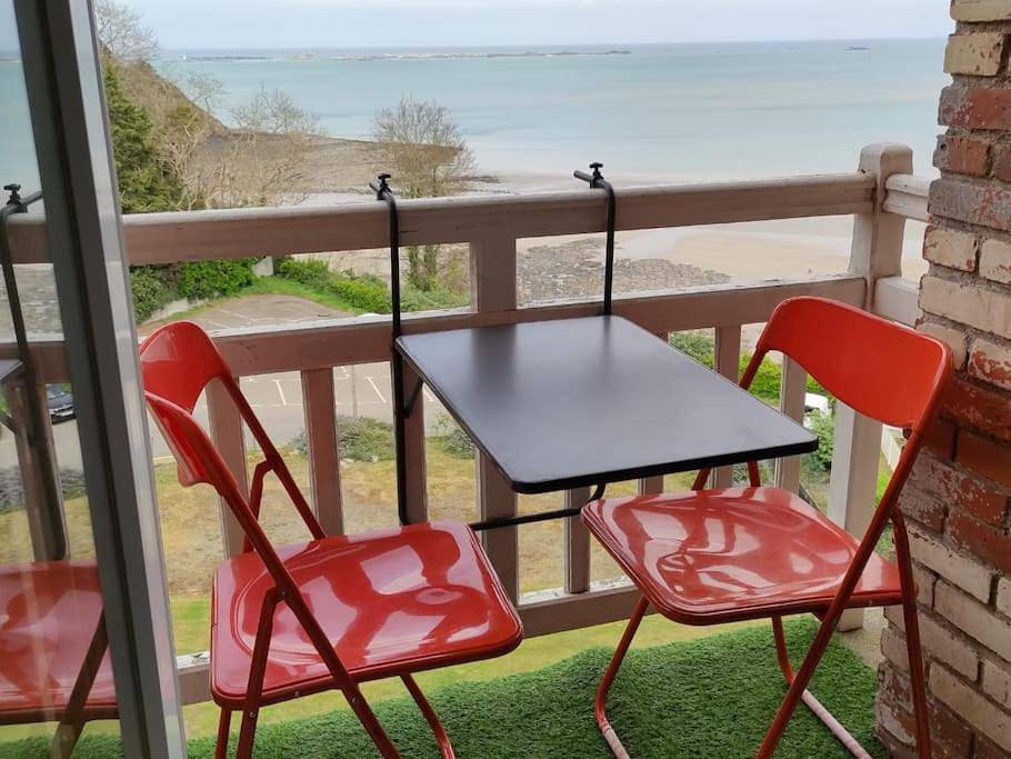 Appartement entier, Appartement pleine vue mer au bord de la plage in Étables-sur-Mer, Côte de Goëlo