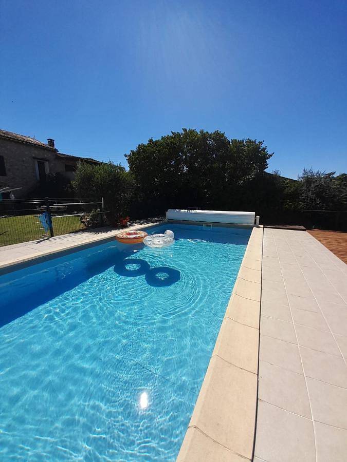 Gîte pour 11 personnes, avec terrasse ainsi que piscine et jardin, animaux acceptés à Granès