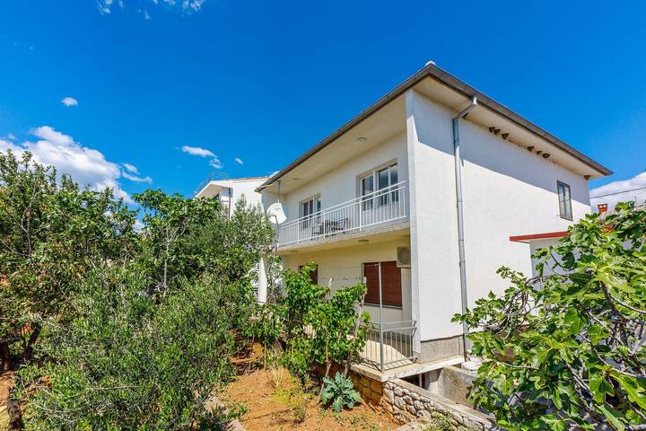 Ganze Wohnung, Komfortables Apartment nur 430 Meter zum Strand mit Meerblick, Balkon, Terrasse, Grillbereich in Plaža Bribirska obala, Novi Vinodolski