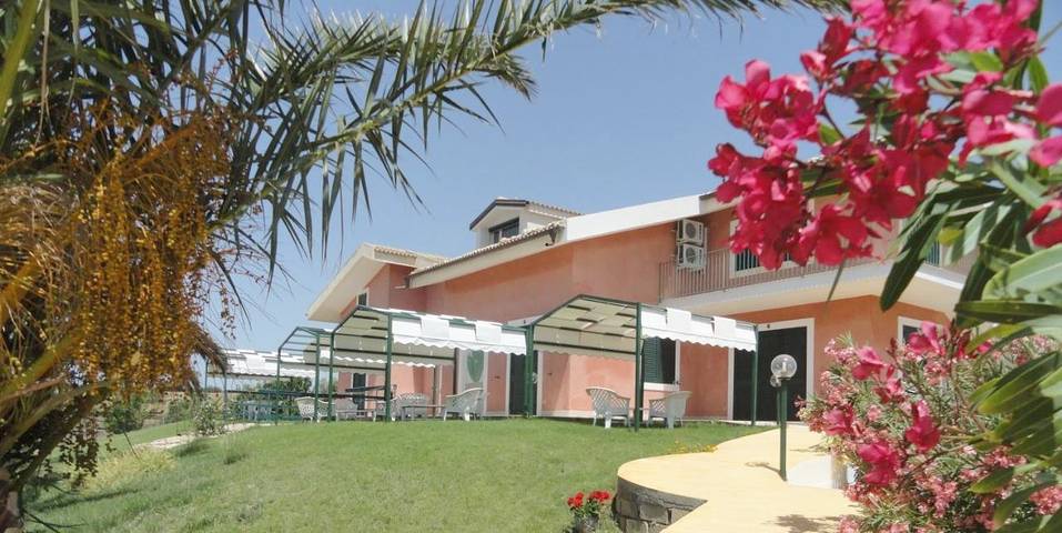 Ferienwohnung für 8 Personen, mit Balkon und Terrasse sowie Garten und Ausblick in Sampieri
