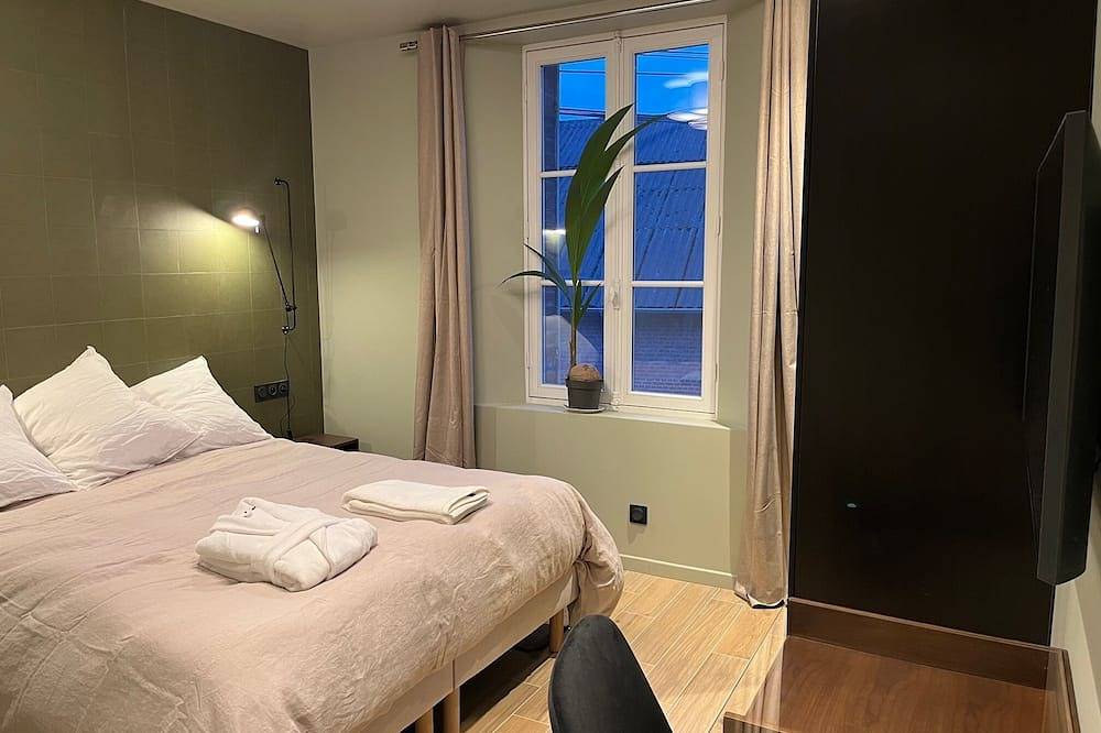 Appartement entier, Chambre double avec salle de bain in Villers-Cotterêts, Aisne