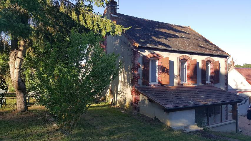 Gîte pour 6 personnes, avec terrasse et jardin à Domérat