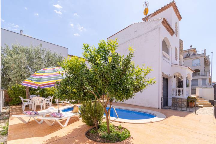 Villa pour 6 personnes, avec terrasse et vue sur le lac, animaux acceptés à Empuriabrava