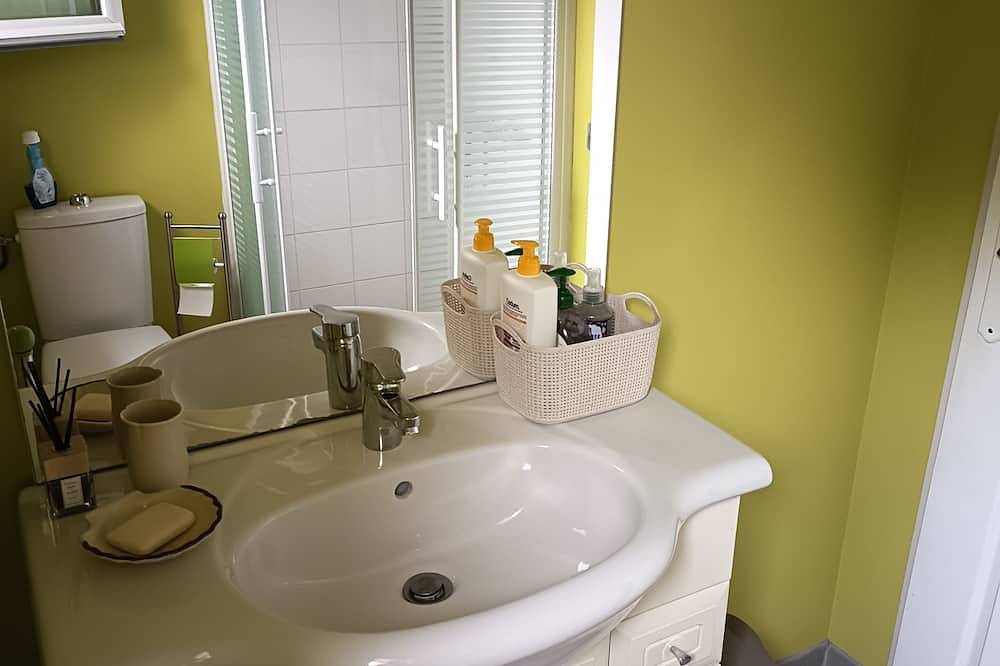 Ganze Wohnung, Renovated studio with private terrace - Bright veranda - Port-des-Barques in Port-des-Barques, Rochefort und Umgebung