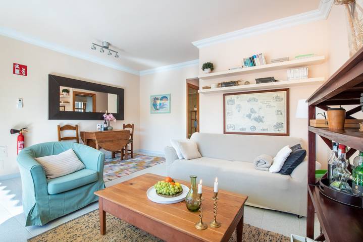 Apartamento inteiro, Apartamento Carla perto da praia com amplo balcão, vista montanha, Wi-Fi e ar condicionado in Port de Sóller, Sóller
