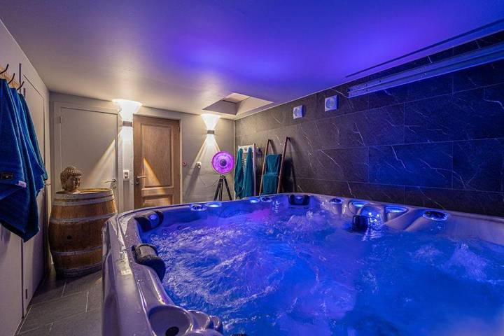 Location de vacances pour 8 personnes, avec terrasse ainsi que jacuzzi et piscine à Marchin - 2