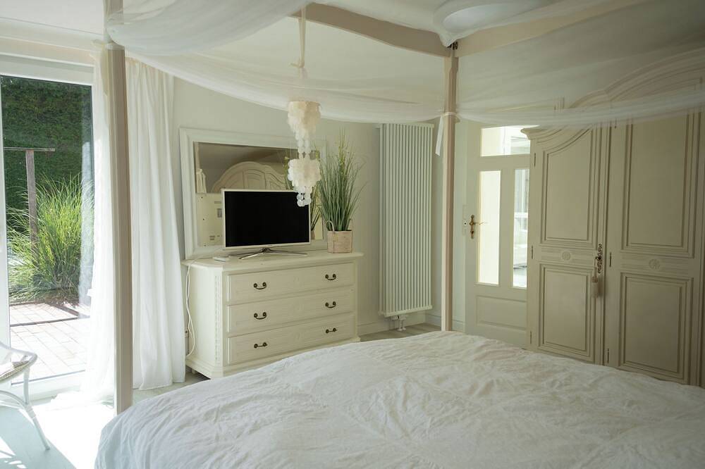 Ganze Wohnung, Stilvoll eingerichtete Ferienwohnung in Friederikensiel – die Ferienwohnung Meer Weiss bietet Ruhe, Charme und einen idyllischen Garten für erholsame Tage an der Nordsee. in Friederikensiel, Wangerland