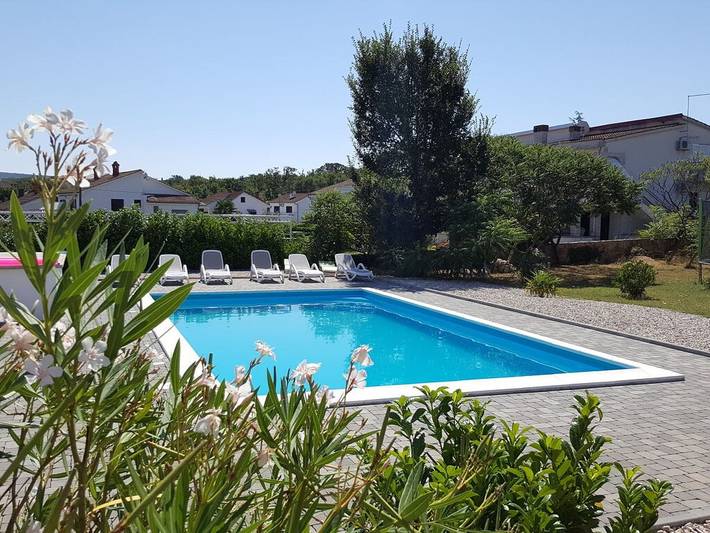 Ferienhaus für 6 Personen, mit Balkon und Terrasse sowie Garten und Pool