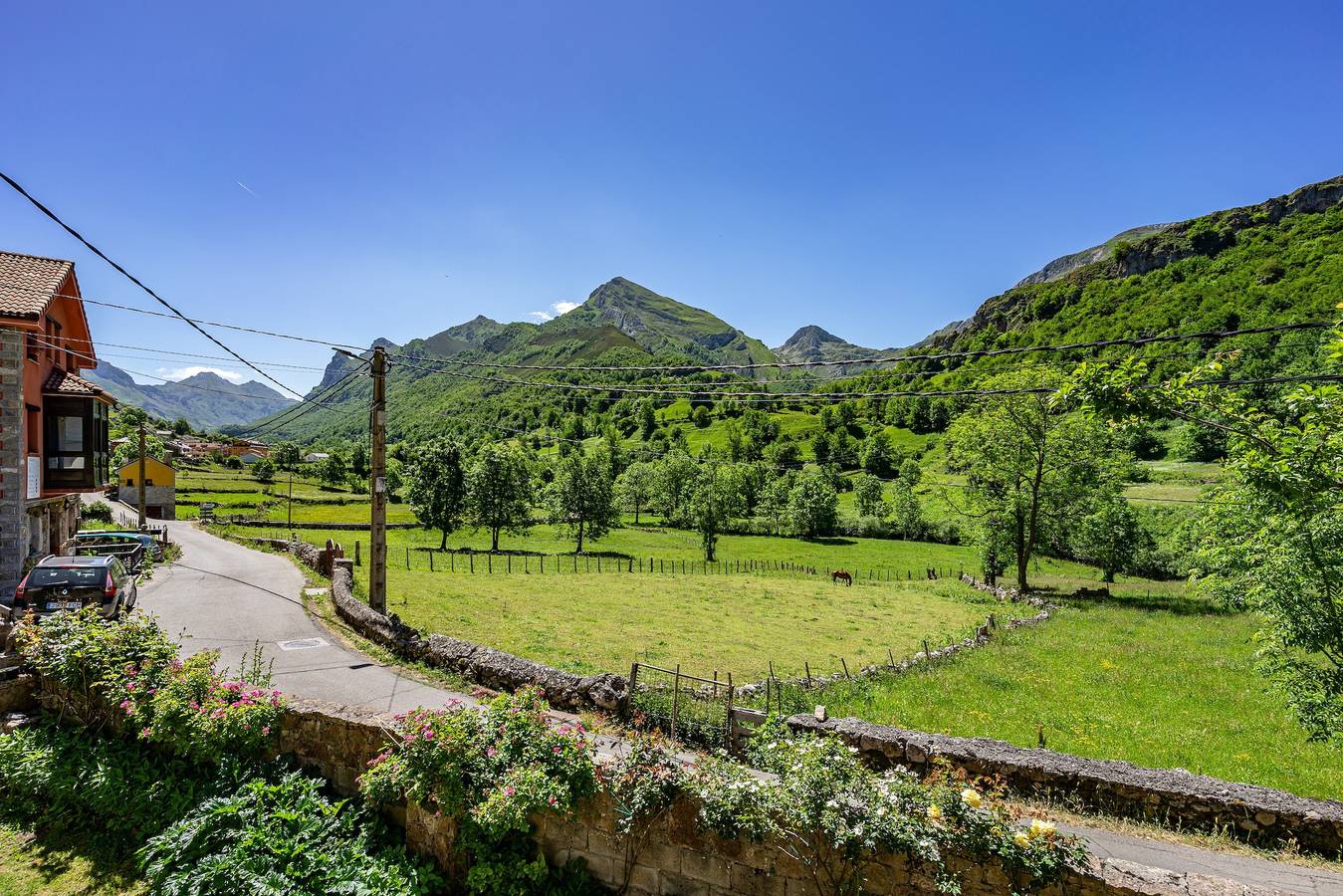 Maison de campagne « La Casa Azul » avec vue sur mer, jardin commun et Wi-Fi in Valle de Lago, Somiedo