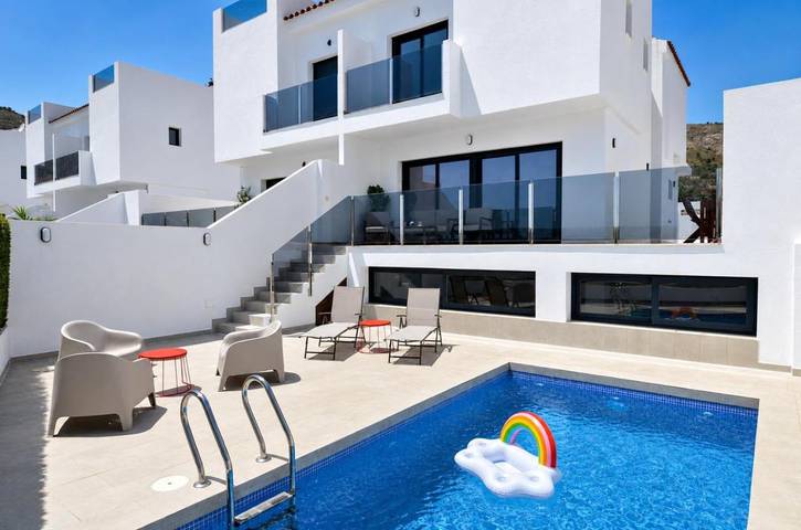 Casa rural para 6 personas, con piscina además de balcón y vistas en Orcheta