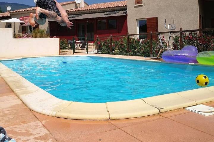 Location de vacances pour 6 personnes, avec balcon ainsi que piscine et jardin à Châteauneuf-Val-Saint-Donat