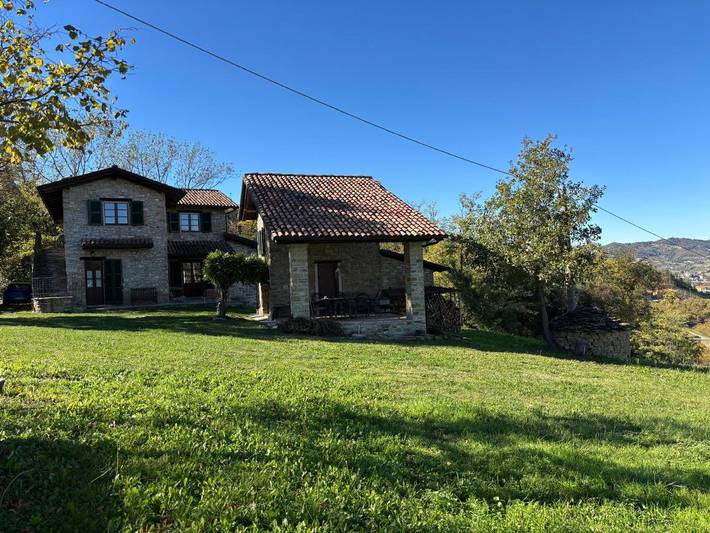Location de vacances pour 10 personnes, avec jardin ainsi que piscine et vue, animaux acceptés à Monastero Bormida