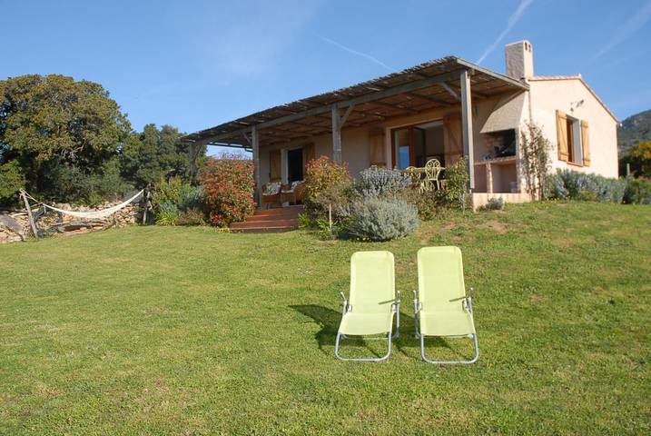 Gîte pour 4 personnes, avec Terrasse ainsi que Jardin et Vue à Monacia-d'Aullène