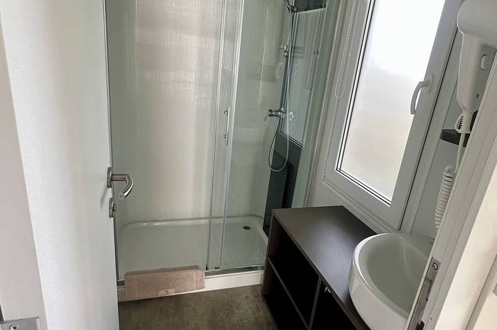 Mobilhome with 2 bedrooms and a terrace with private whirlpool in Ossiach, Bezirk Feldkirchen