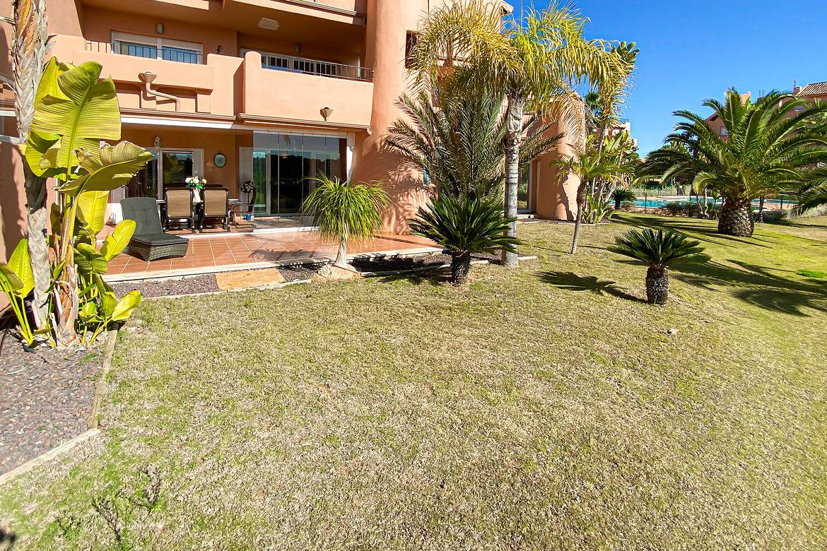 Apartamento entero, Apartamento "Planta baja de lujo orientada al sur" con vistas al lago, piscina y Wi-Fi in Mar Menor Polaris World, Mar Menor