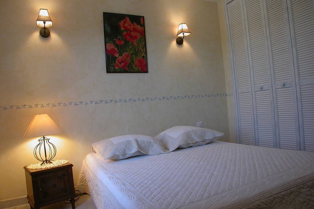 Villa de charme avec vue imprenable, piscine privative, terrain de jeux in Venasque, Parc naturel régional du Mont-Ventoux