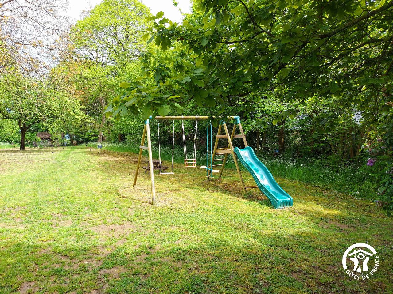 Charmante écurie rénovée avec jardin, salle commune, espaces de jeux enfants et découvertes botaniques in Montenay, Mayenne