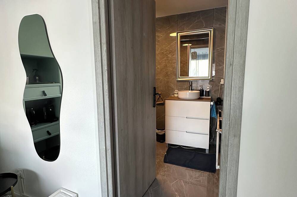Chambre + salle de bain privatif proche aéroport Cdg, Parc des expositions. in Aulnay-sous-Bois, Seine-Saint-Denis
