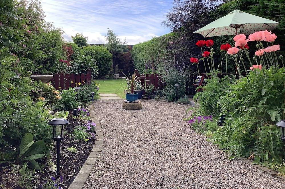 Entire apartment, The Garden Flat - within easy walking distance of centre of Crieff in Crieff, Perthshire