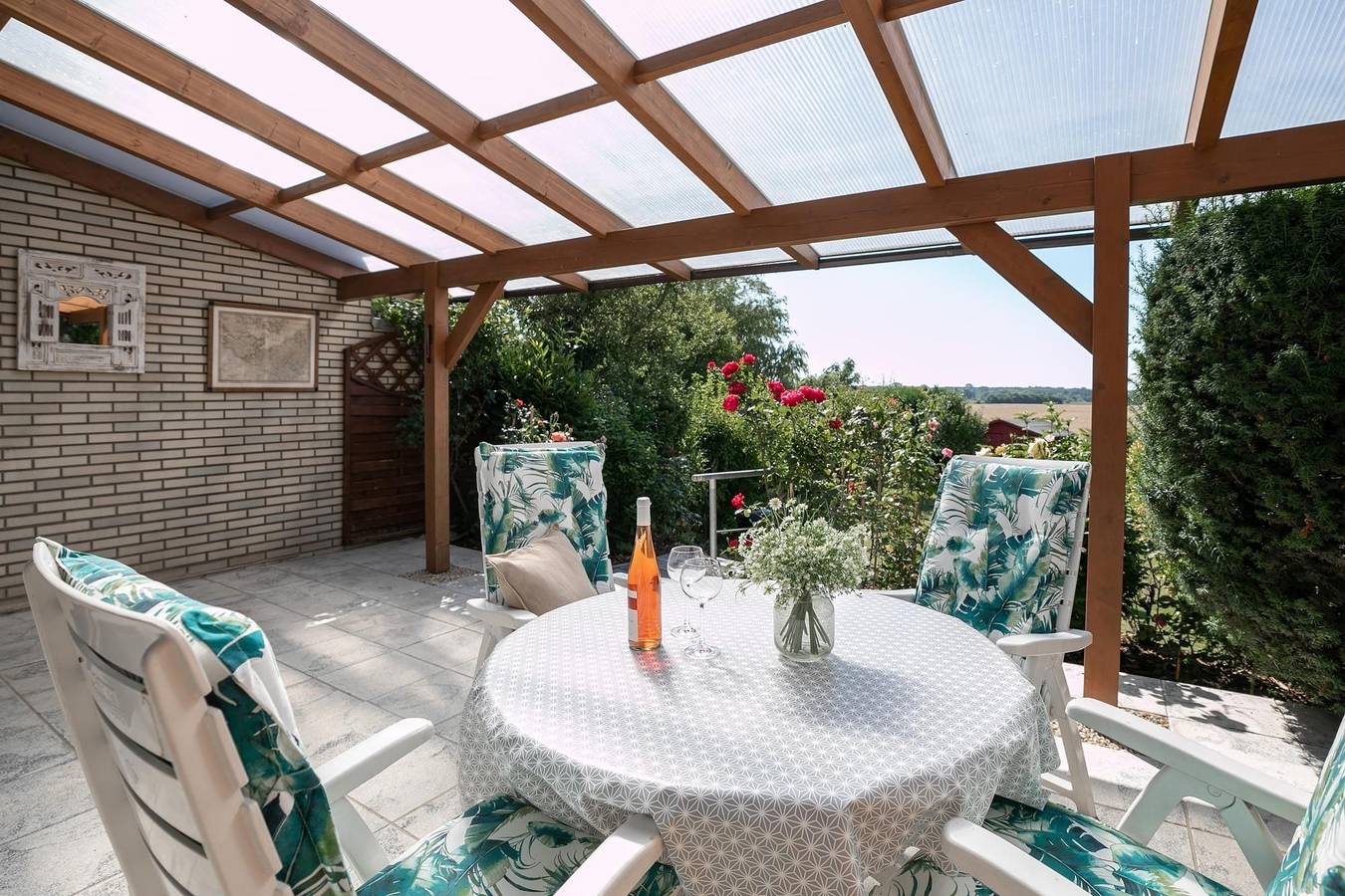 Rosengarten am Feldrand in Lenste, Grömitz