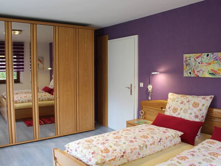 Hel lejlighed, Apartment 'Bienenherz' with Private Terrace, Shared Garden, and Wi-Fi in Engelsbrand, Nord Sortskoven