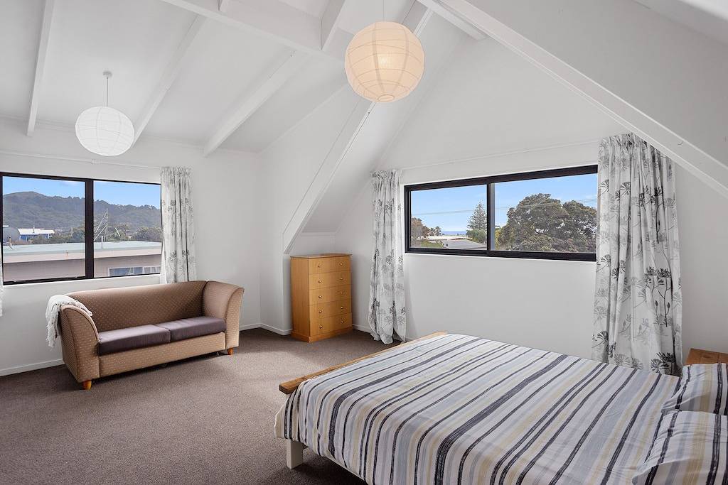 A Wave From It All - Waihi Beach Holiday Home in Western Bay of Plenty District