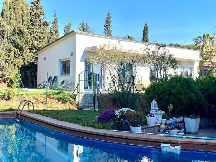 Ferienhaus für 6 Personen, mit Terrasse und Garten sowie Pool und Ausblick in Castelldefels