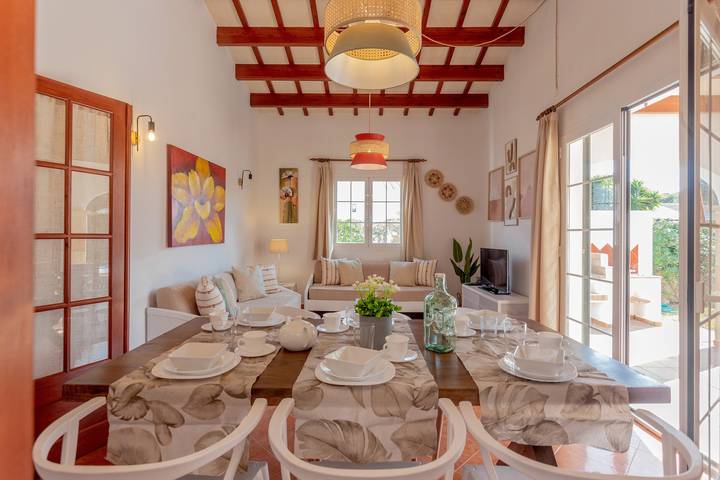 Chalet Villa El Pinar 4 con piscina, Wi-Fi, A/C y terrazas in Cala Blanes, Ciudadela