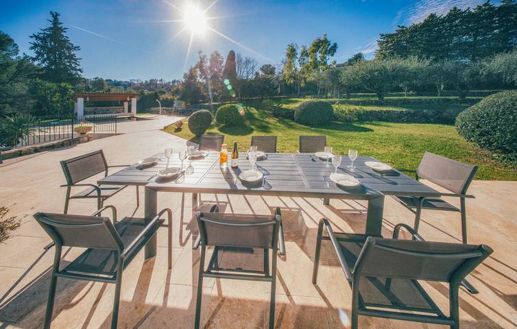 Location de vacances pour 8 personnes, avec piscine ainsi que jardin et terrasse, adapté aux familles à Peymeinade - 4