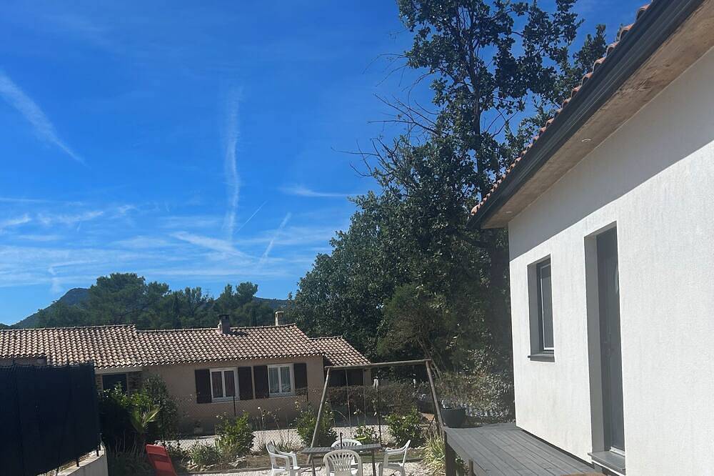 Appartement entier, Charmant logement de vacances avec parking et jardin privatif in Rocbaron, Côte méditerranéenne (France)