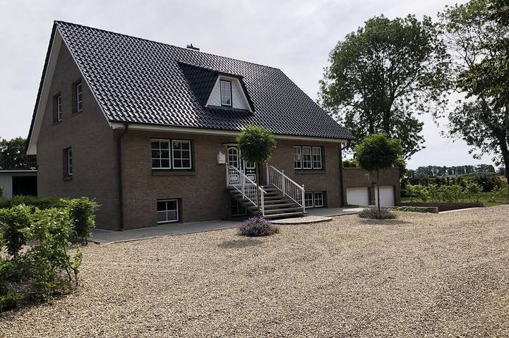 Ganze Wohnung, Landhaus Scheibner - Ferienwohnung 1 mit weitläufigem Garten und Bouleplatz in Bosau, Ostholstein