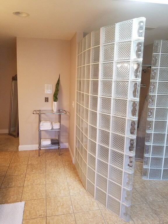 Vacation rental for 7 people, with yard and hot tub in Charleston