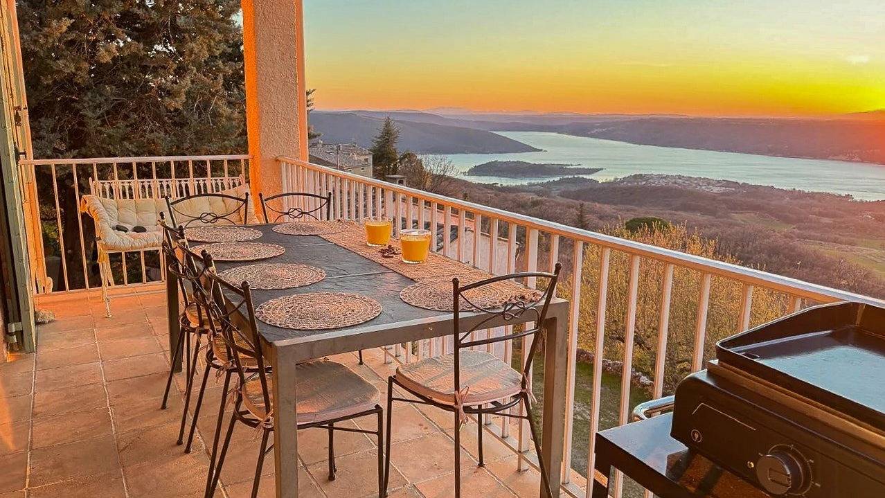 Villa mit Panoramablick auf den See in Aiguines in Aiguines, Regionaler Naturpark Verdon