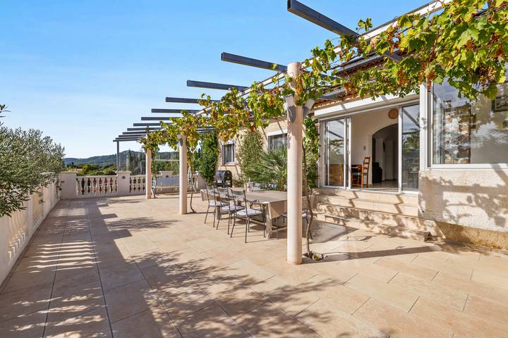 Location de vacances pour 8 personnes, avec Balcon ainsi que Terrasse et Jardin à Camps-la-Source