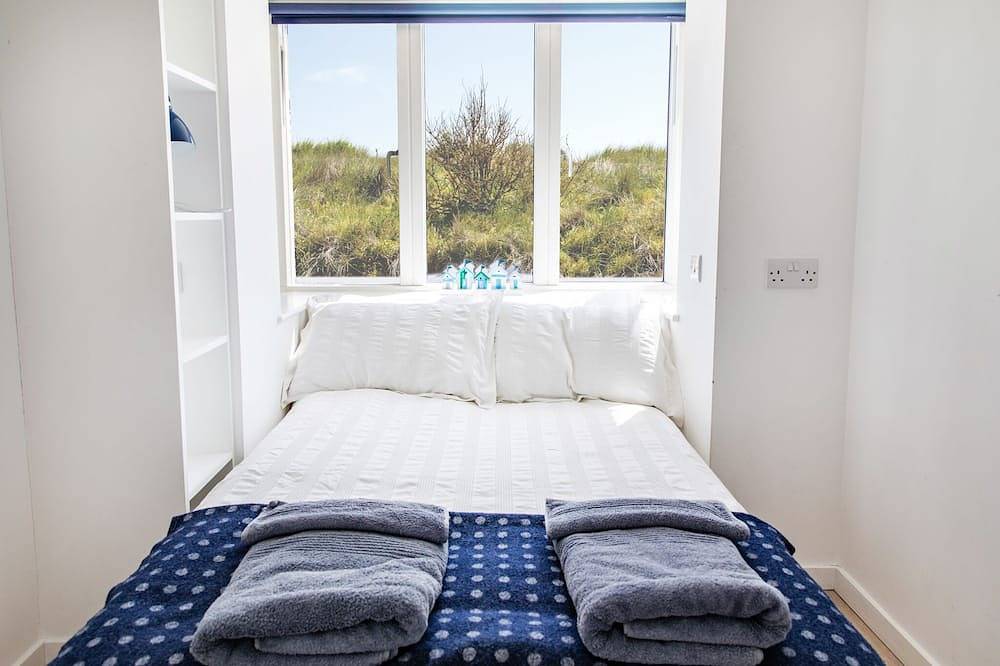 The Hutch - Seaside House In Southwold With Views Over The Dunes To The Sea in Southwold, Waveney District