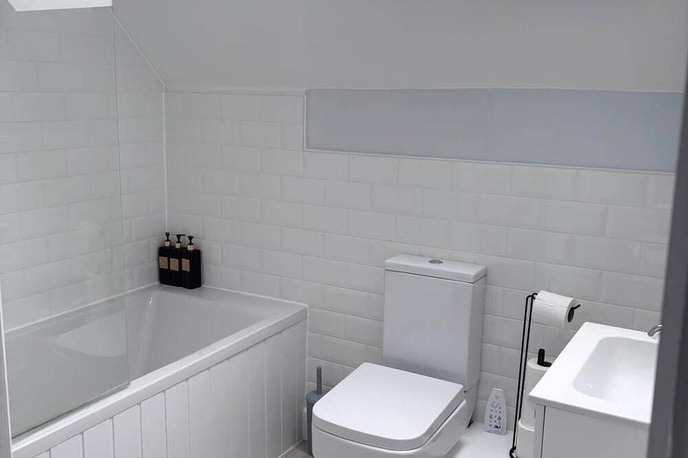 Entire apartment, Modern Flat • Castle Views & Free Parking in Dover, Kent