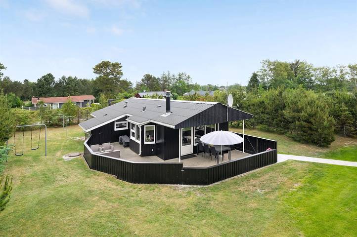 Ferieudlejning for 6 personer, med Terrasse og Have samt Sauna i Lyngså